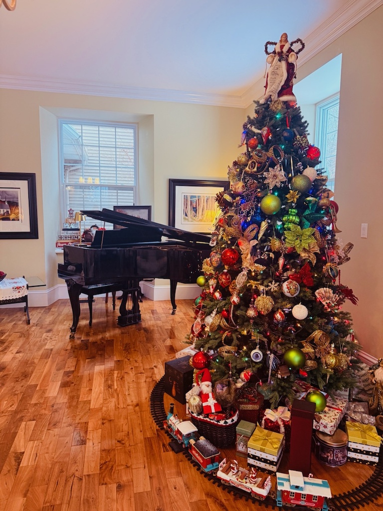 beautifully decorated Christmas tree and grand piano inside Clyde Hall during a Christmas weekend getaway